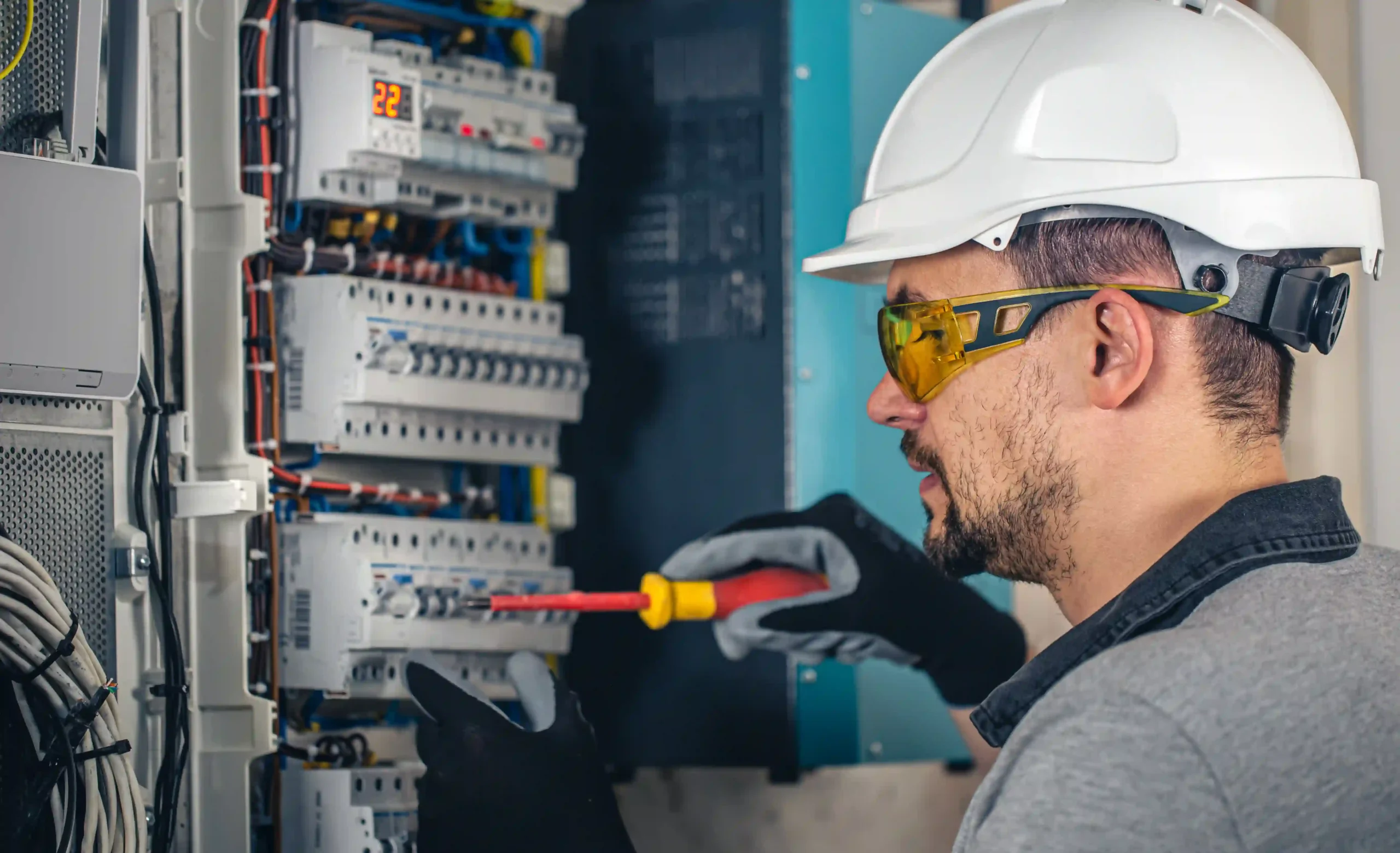 How Electrician Experts Handle Emergency Electrical Issues Safely